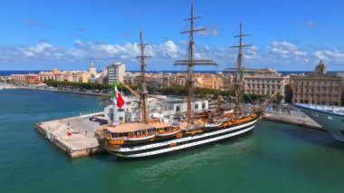 İtalya, Sicilya 'daki Trapani limanının panoramik görüntüsü birçok yolcu gemisiyle kenetlendi..