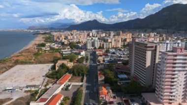 Sicilya 'daki Palermo kasabasının havadan panoramik görüntüsü. İtalya, Mondello yakınlarındaki beyaz kumsal ve güzel göl..