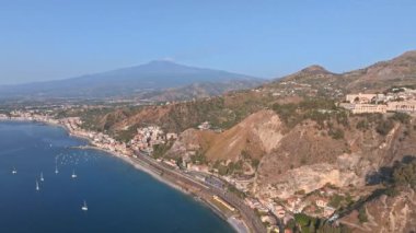 Taormina Isola Bella ada ve plaj Panoramik hava görünümü. Giardini-Naxos körfezi, İyon deniz kıyısı, Taormina, Sicilya, İtalya