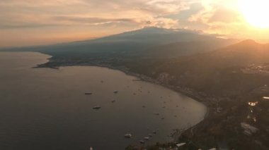 Etna yanardağının geniş panoramik görüntüsü, yokuştaki sönmüş kraterler, volkanik aktivite izleri.