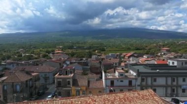 Etna yanardağının geniş panoramik görüntüsü, yokuştaki sönmüş kraterler, volkanik aktivite izleri.