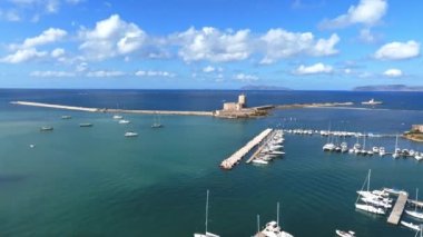 İtalya, Sicilya 'daki Trapani limanının hava panoramik görüntüsü. İtalya 'nın güzel tatil kasabası.