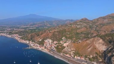 Taormina Isola Bella ada ve plaj Panoramik hava görünümü. Giardini-Naxos körfezi, İyon deniz kıyısı, Taormina, Sicilya, İtalya