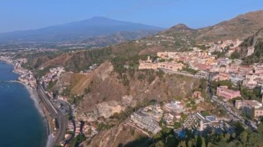 Taormina Isola Bella ada ve plaj Panoramik hava görünümü. Giardini-Naxos körfezi, İyon deniz kıyısı, Taormina, Sicilya, İtalya