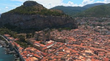 İtalya 'nın Palermo ilindeki Sicilya adasının ortaçağ köyü Cefalu' nun hava manzarası.