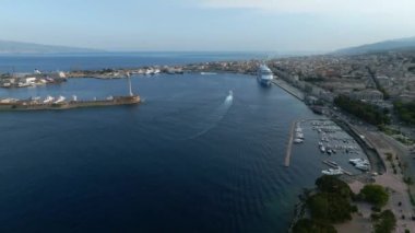 Altın rengi Madonna della Lettera heykeli ile Messinas limanının manzarası, İtalya.