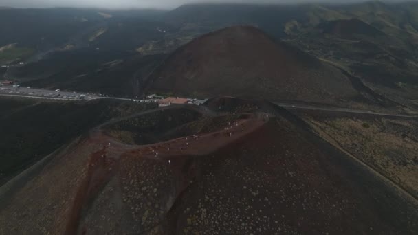 Панорамный Вид Воздуха Действующий Вулкан Этна Вымершие Кратеры Склоне Следы — стоковое видео