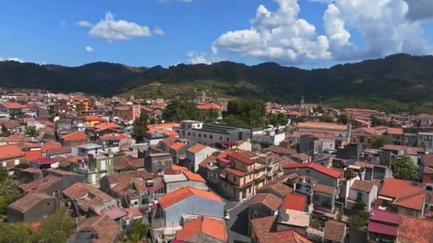 イタリアのシチリア島の美しい小さな町の空中ビュー エトナ火山に最も近い町の一つ — ストック動画