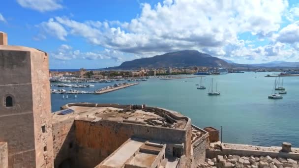 中世のコロンビアの城もトラパニ シチリア島の港に面した海の城と呼ばれる — ストック動画