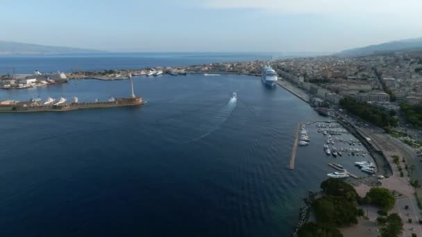 View Messinas Port Gold Madonna Della Lettera Statue Italy — Stock Video
