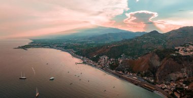 Taormina Isola Bella ada ve plaj Panoramik hava görünümü. Giardini-Naxos körfezi, İyon deniz kıyısı, Taormina, Sicilya, İtalya