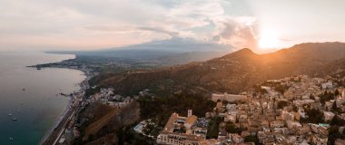 Taormina Isola Bella ada ve plaj Panoramik hava görünümü. Giardini-Naxos körfezi, İyon deniz kıyısı, Taormina, Sicilya, İtalya