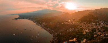 Etna yanardağının geniş panoramik görüntüsü, yokuştaki sönmüş kraterler, volkanik aktivite izleri.