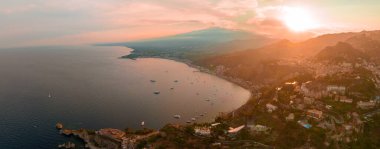 Etna yanardağının geniş panoramik görüntüsü, yokuştaki sönmüş kraterler, volkanik aktivite izleri.