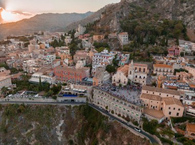 Taormina Isola Bella ada ve plaj Panoramik hava görünümü. Giardini-Naxos körfezi, İyon deniz kıyısı, Taormina, Sicilya, İtalya
