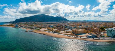 İtalya, Sicilya 'daki Trapani limanının hava panoramik görüntüsü. İtalya 'nın güzel tatil kasabası.