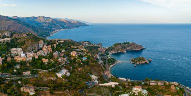 Taormina Isola Bella ada ve plaj Panoramik hava görünümü. Giardini-Naxos körfezi, İyon deniz kıyısı, Taormina, Sicilya, İtalya