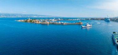 Messina, Sicilya, İtalya, 20 Ağustos 2022. Altın rengi Madonna della Lettera heykeliyle Messinas limanının manzarası