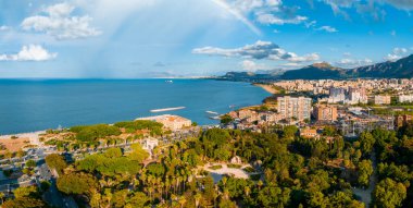Sicilya 'daki Palermo kasabasının havadan panoramik görüntüsü. İtalya, Mondello yakınlarındaki beyaz kumsal ve güzel göl..