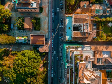 Sicilya 'daki Palermo kasabasının havadan panoramik görüntüsü. İtalya, Mondello yakınlarındaki beyaz kumsal ve güzel göl..