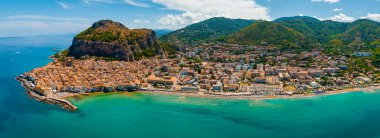 İtalya 'nın Palermo ilindeki Sicilya adasının ortaçağ köyü Cefalu' nun hava manzarası.