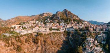 İtalya, Sicilya 'daki Taormina kasabasının güzel hava manzarası. İtalya 'nın en güzel şehirlerinden biri..