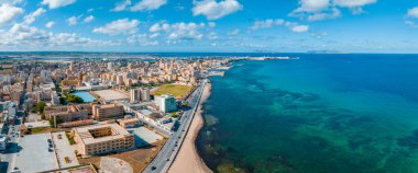 İtalya, Sicilya 'daki Trapani limanının hava panoramik görüntüsü. İtalya 'nın güzel tatil kasabası.
