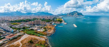 Sicilya 'daki Palermo kasabasının havadan panoramik görüntüsü. İtalya, Mondello yakınlarındaki beyaz kumsal ve güzel göl..