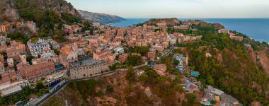 Taormina Isola Bella ada ve plaj Panoramik hava görünümü. Giardini-Naxos körfezi, İyon deniz kıyısı, Taormina, Sicilya, İtalya