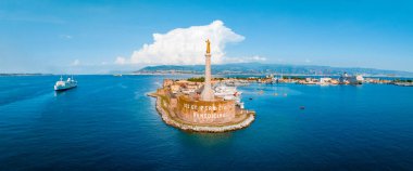 Messina, Sicilya, İtalya, 20 Ağustos 2022. Altın rengi Madonna della Lettera heykeliyle Messinas limanının manzarası