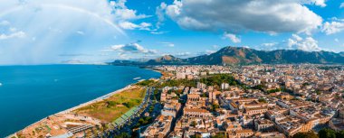 Sicilya 'daki Palermo kasabasının havadan panoramik görüntüsü. İtalya, Mondello yakınlarındaki beyaz kumsal ve güzel göl..