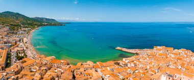 İtalya 'nın Palermo ilindeki Sicilya adasının ortaçağ köyü Cefalu' nun hava manzarası.