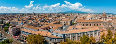 Catania 'daki Etnea üzerinden hava görüntüsü. Catania Kubbesi ve İtalya 'nın Sicilya, Etna volkanının arka planına sahip ana cadde. UNESCO Dünya Mirası Katania.