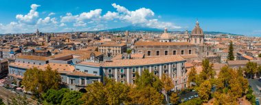 Catania 'daki Etnea üzerinden hava görüntüsü. Catania Kubbesi ve İtalya 'nın Sicilya, Etna volkanının arka planına sahip ana cadde. UNESCO Dünya Mirası Katania.