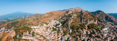 Taormina Isola Bella ada ve plaj Panoramik hava görünümü. Giardini-Naxos körfezi, İyon deniz kıyısı, Taormina, Sicilya, İtalya