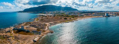 Castellammare del Golfo kasabasının hava panoramik manzarası, Trapani, Sicilya.