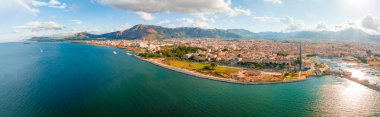 Sicilya 'daki Palermo kasabasının havadan panoramik görüntüsü. İtalya, Mondello yakınlarındaki beyaz kumsal ve güzel göl..