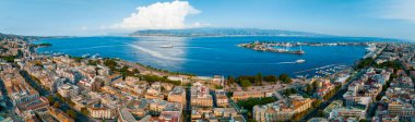 Messina, Sicilya, İtalya, 20 Ağustos 2022. Altın rengi Madonna della Lettera heykeliyle Messinas limanının manzarası