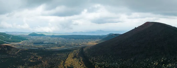 活火山エトナ 斜面の絶滅したクレーター 火山活動の痕跡のパノラマ航空広い眺め — ストック写真