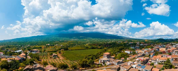 Etna yanardağının geniş panoramik görüntüsü, yokuştaki sönmüş kraterler, volkanik aktivite izleri.