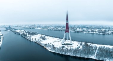 Letonya 'da kış ve bulutlu bir günde Riga TV kulesinin hava manzarası.
