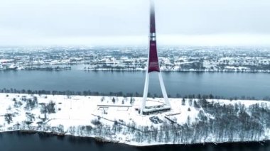 Letonya 'da kış ve bulutlu bir günde Riga TV kulesinin hava manzarası.