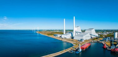 Güç istasyonunun hava görüntüsü. Dünyanın en güzel ve çevre dostu enerji santrallerinden biri. ESG yeşil enerji.