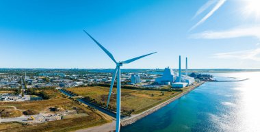 Güç istasyonunun hava görüntüsü. Dünyanın en güzel ve çevre dostu enerji santrallerinden biri. ESG yeşil enerji.