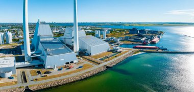 Güç istasyonunun hava görüntüsü. Dünyanın en güzel ve çevre dostu enerji santrallerinden biri. ESG yeşil enerji.