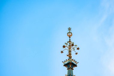 Big Ben 'in saat kulesinin tepesinin yakın görüntüsü. Big Ben 'in yenilenmesinden sonra inanılmaz detaylar..