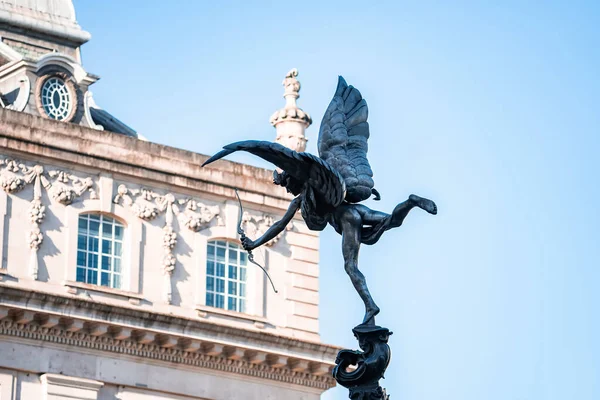 Estatua Eros Piccadilly Circus Londres Hito Familiar Situado Contra Cielo —  Fotos de Stock