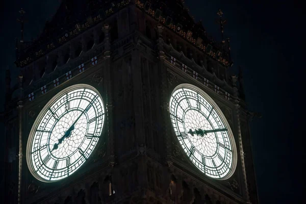 晚上在伦敦的大本钟塔和威斯敏斯特的近景 大本钟翻新后令人惊奇的细节 — 图库照片