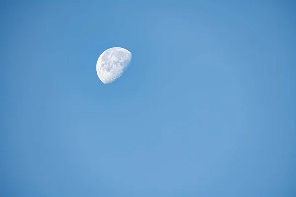 Zbliżenie Księżyca Godzinach Porannych Niebieskim Tle Nieba Jasne Rano Niebo — Zdjęcie stockowe