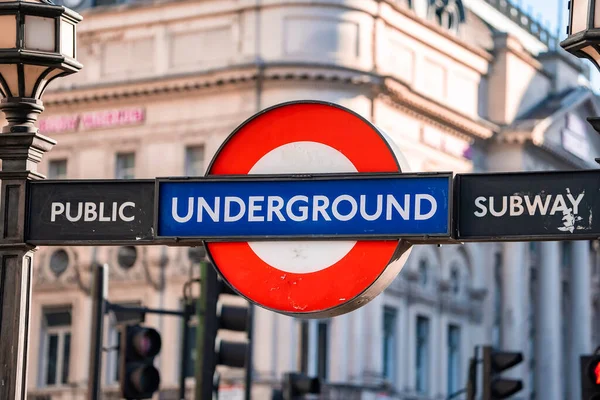 Londyn Wielka Brytania Maja 2022 Londyński Znak Metra Znajduje Się — Zdjęcie stockowe